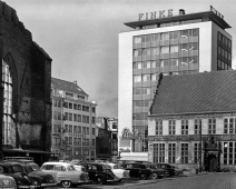 Das Ensemble von Finke-Hochhaus und Gewerbehaus, links die Ruine der Ansgarikirche. (Foto: Hans Saebens)