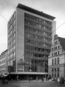 Blick aus der Obernstrae, rechts das freigestellte Gewerbehaus mit dem neuen Seitengiebel.