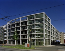 Gesamtansicht mit Treppenhalle