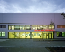 Haupteingang mit Durchblick in den Hangar