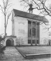 Die Straenfront erinnert an ein Westwerk