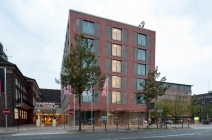 Haupteingang an der Theodor-Heuss-Allee, Foto: Silke Schmidt