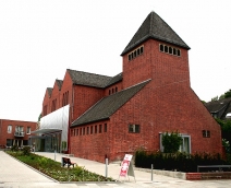 Außenansicht mit neuem Eingang. (Foto: Marta Szczelkun)